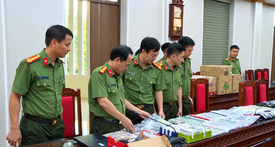 Lực lượng chức năng đang kiểm tra tang vật thu giữ. Ảnh CA tỉnh Thanh Hoá