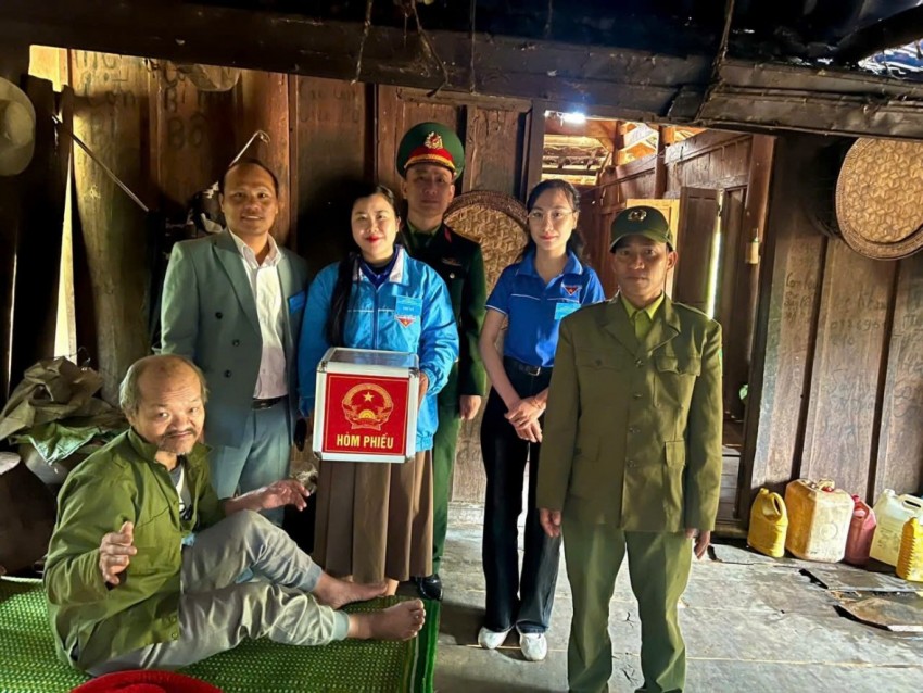 Ấm tình ngày bầu cử ở xã biên giới Nậm Cắn