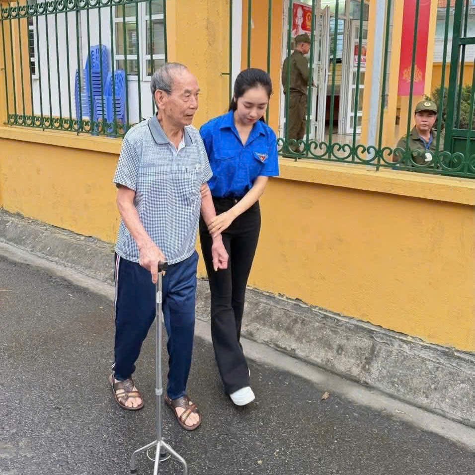 Quảng Ninh rộn ràng ngày hội toàn dân đi bầu cử Quảng Ninh rộn ràng ngày hội toàn dân đi bầu cử