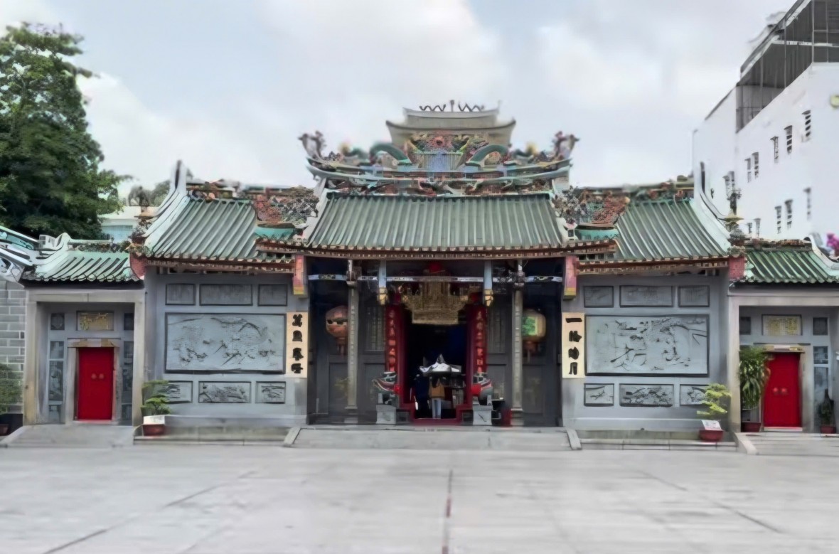 Ngày Xuân chui bụng ngựa cầu may Ngày Xuân chui bụng ngựa cầu may