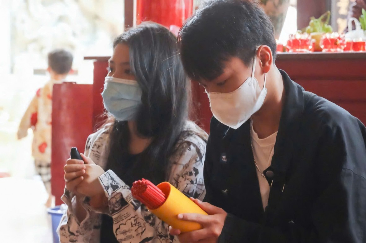 Ngày Xuân chui bụng ngựa cầu may Ngày Xuân chui bụng ngựa cầu may