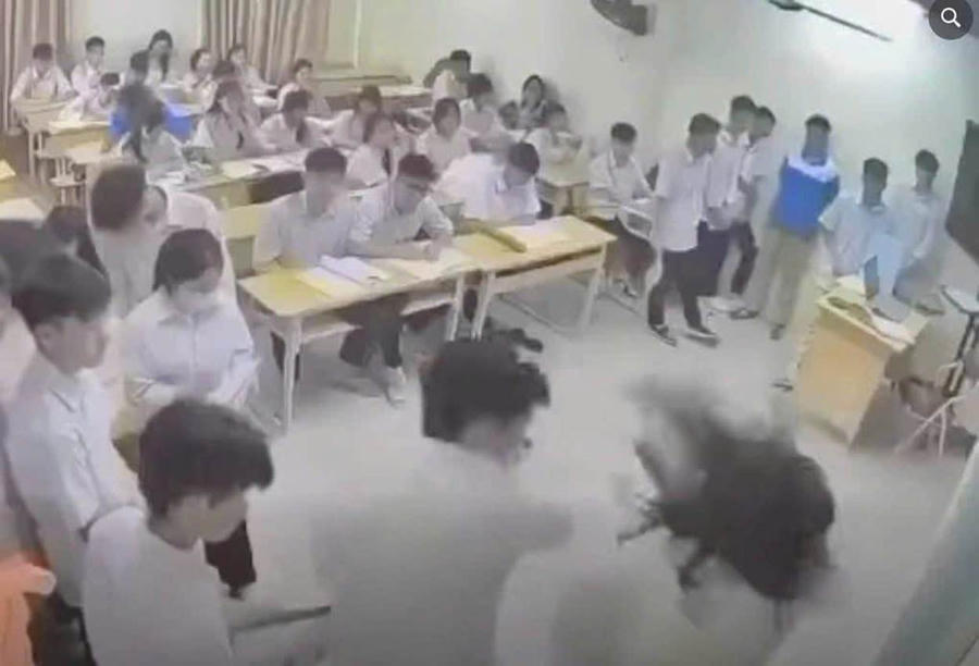Hình ảnh nam sinh L. H. V hành hung giáo viên ngay trong giờ học. Hình ảnh cắt từ clip.