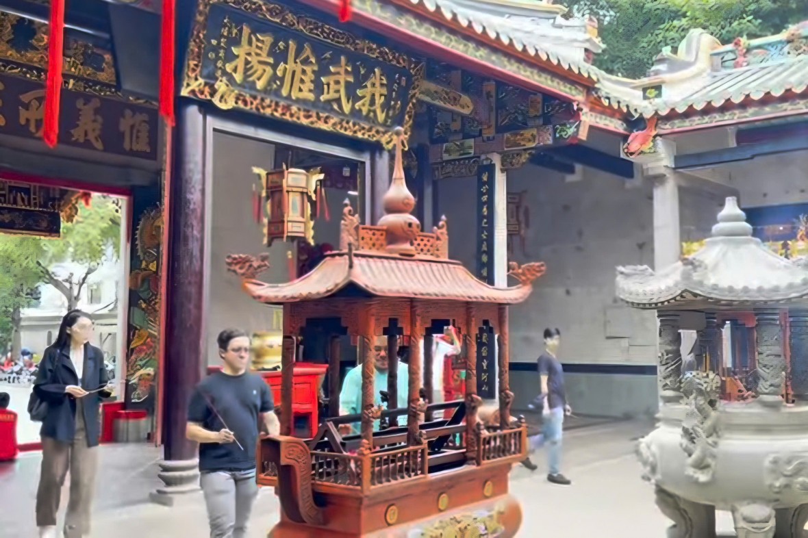 Ngày Xuân chui bụng ngựa cầu may Ngày Xuân chui bụng ngựa cầu may