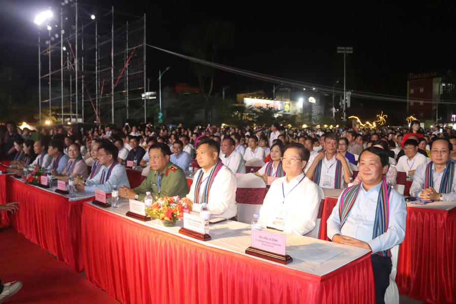 Các đại biểu tham dự buổi lễ.