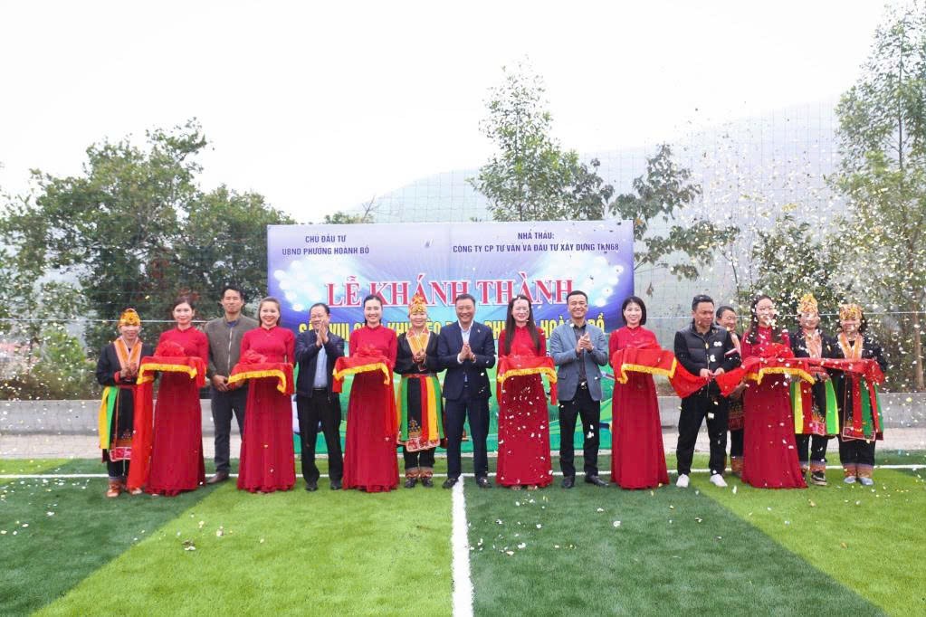 Các đại biểu cắt băng khánh thành sân vui chơi khu Đèo Đọc.