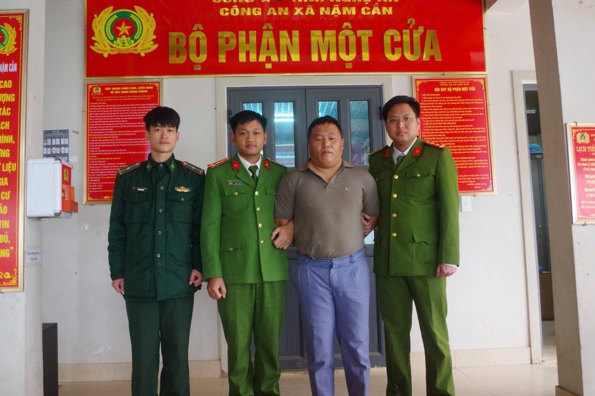 Lầu Bá Cải bị bắt giữ sau nhiều năm lẩn trốn - Ảnh Công an Nậm Cắn.