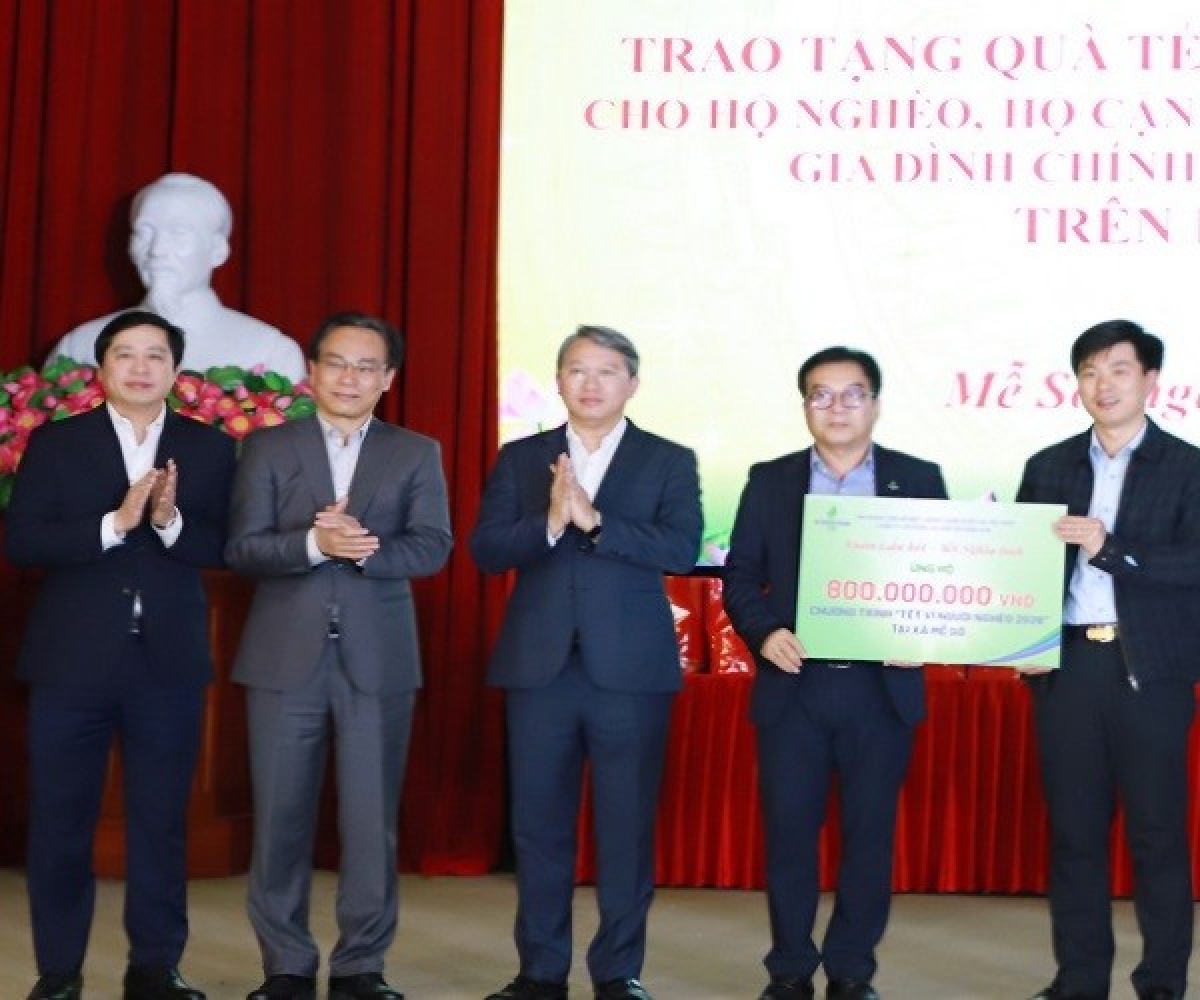 Bộ trưởng Bộ Tư pháp Nguyễn Hải Ninh cùng Đoàn công tác tặng quà Tết tại Hưng Yên