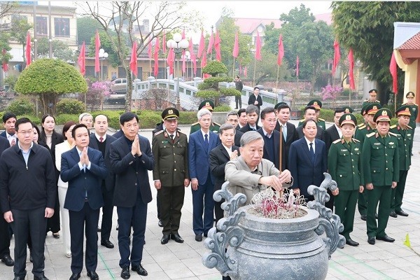 Tổng Bí thư Tô Lâm dâng hương tại Hưng Yên