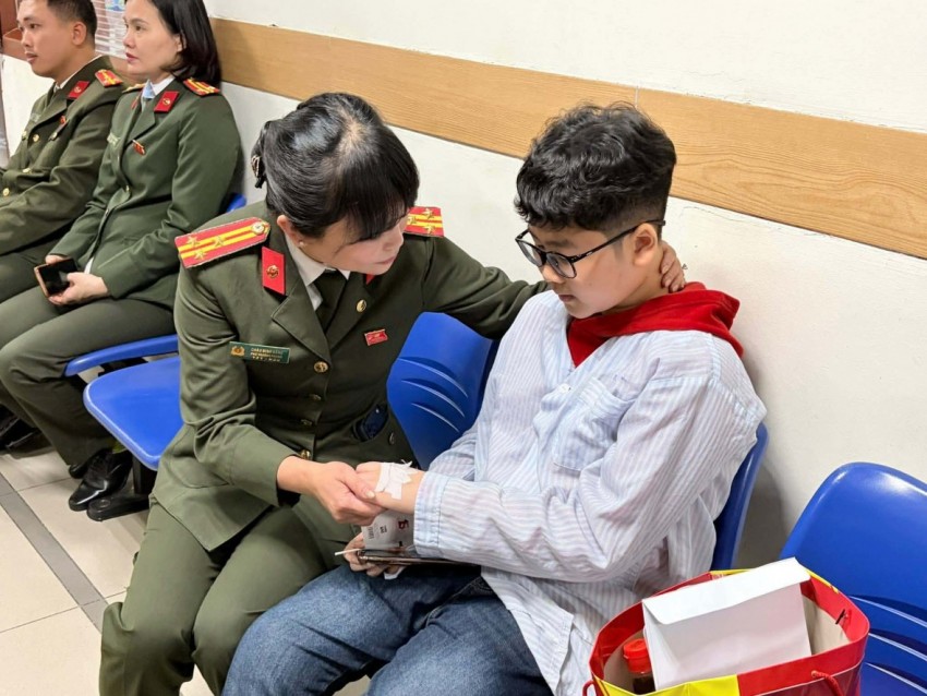 Phó Trưởng phòng công tác chính trị, Thượng tá Châu Minh Hằng ân cần thăm hỏi em nhỏ điều trị ở Bệnh viện.