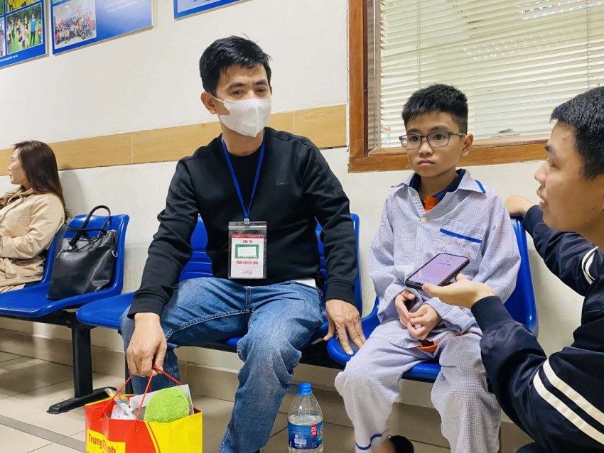 anh Năng Thành Nhân (quê Lạng Sơn) cùng con trai đang điều trị ở bệnh viện.