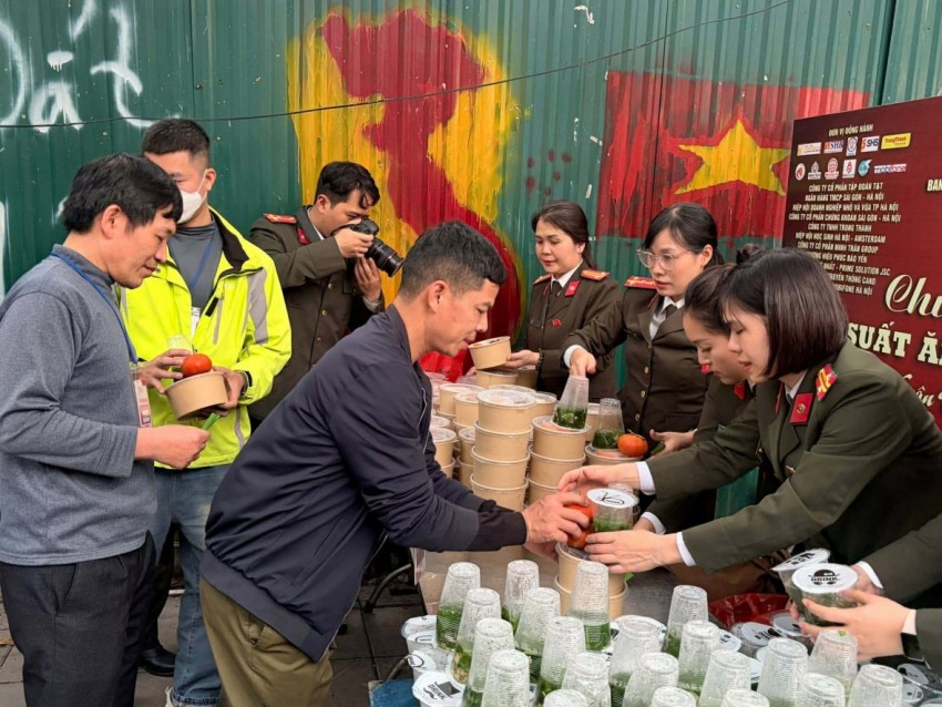 Những suất ăn được gửi đến bệnh nhân và người nhà.