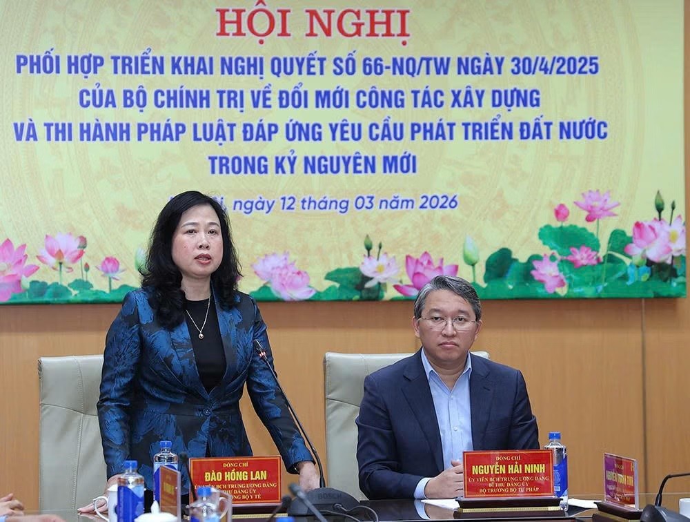 Bộ trưởng Đào Hồng Lan khẳng định việc hoàn thiện thể chế, chính sách là một trong những nhiệm vụ trọng tâm của ngành y tế nhằm rà soát, tháo gỡ những khó khăn, vướng mắc trong thực tiễn, đồng thời tạo hành lang pháp lý thuận lợi cho hoạt động khám bệnh, chữa bệnh và công tác bảo vệ, chăm sóc sức khỏe nhân dân. Bộ trưởng Đào Hồng Lan khẳng định việc hoàn thiện thể chế, chính sách là một trong những nhiệm vụ trọng tâm của ngành y tế nhằm rà soát, tháo gỡ những khó khăn, vướng mắc trong thực tiễn, đồng thời tạo hành lang pháp lý thuận lợi cho hoạt động khám bệnh, chữa bệnh và công tác bảo vệ, chăm sóc sức khỏe nhân dân.