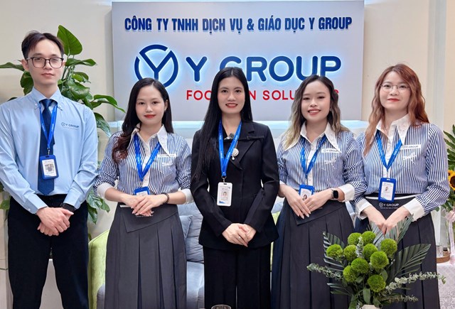 CEO Nguyễn Thị Hải Yến c&ugrave;ng đội ngũ nh&acirc;n sự chủ chốt của Y Group những người lu&ocirc;n ki&ecirc;n định với triết l&yacute; &ldquo;Focus on Solutions&rdquo;, đồng h&agrave;nh c&ugrave;ng c&aacute;c m&ocirc; h&igrave;nh gi&aacute;o dục tr&ecirc;n to&agrave;n quốc.