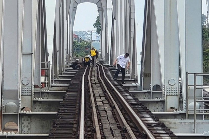 Lãnh đạo Bộ Xây dựng yêu cầu các đơn vị liên quan tập trung nhân lực, thiết bị, khẩn trương sữa chữa, sớm khôi phục hoạt động chạy tàu, đồng thời phải bảo đảm tuyệt đối.