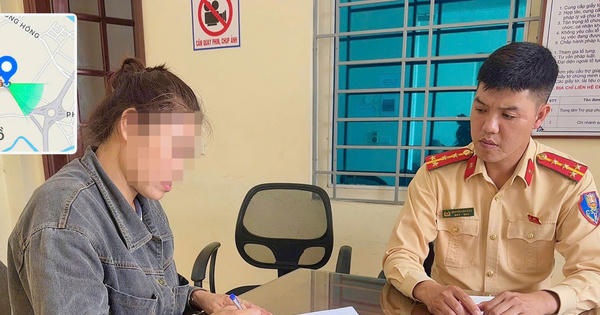 CSGT mời nữ tài xế cho trẻ ngồi trước vô lăng khi xe đang chạy lên làm việc