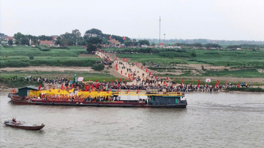 Rước kiệu Thánh qua sông Hồng là nghi lễ quan trọng nhất trong kỳ chính hội đền. Rước kiệu Thánh qua sông Hồng là nghi lễ quan trọng nhất trong kỳ chính hội đền.