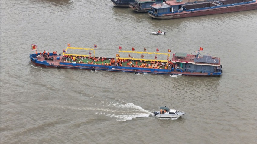 Đoàn thuyền di chuyển. Đoàn thuyền di chuyển.