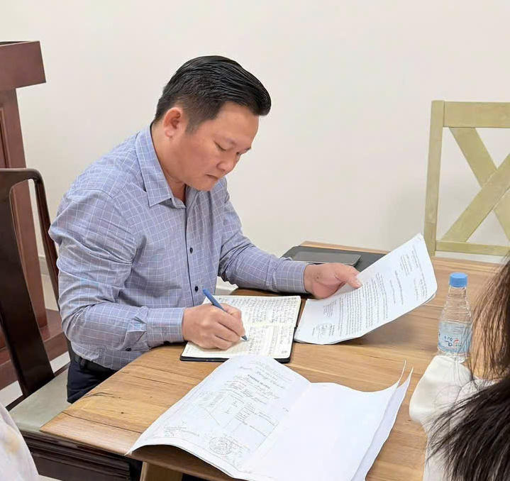 Ông Nguyễn Hữu Nguyên, Thành ủy viên, Bí thư Đảng ủy, Chủ tịch HĐND phường Long Thành xem xét kiến nghị của người dân.