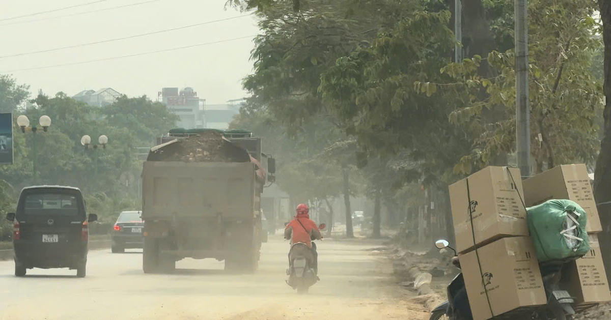 Bụi đất bủa vây tuyến đường gần Dự án Hồ điều hoà Yên Nghĩa 1