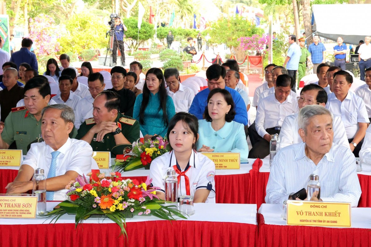 Phó Thủ tướng Phạm Thị Thanh Trà dự lễ khởi công dự án Trường phổ thông nội trú tại xã Ba Chúc (tỉnh An Giang). Phó Thủ tướng Phạm Thị Thanh Trà dự lễ khởi công dự án Trường phổ thông nội trú tại xã Ba Chúc (tỉnh An Giang).