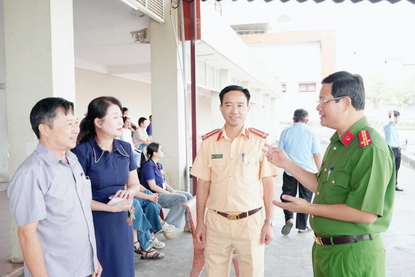Đại tá Trần Anh Sơn, Phó Giám đốc Công an tỉnh Đồng Nai đã trực tiếp kiểm tra công tác tổ chức sát hạch cấp giấy phép lái xe tại Trung tâm đào tạo lái xe Đồng Nai Đại tá Trần Anh Sơn, Phó Giám đốc Công an tỉnh Đồng Nai đã trực tiếp kiểm tra công tác tổ chức sát hạch cấp giấy phép lái xe tại Trung tâm đào tạo lái xe Đồng Nai