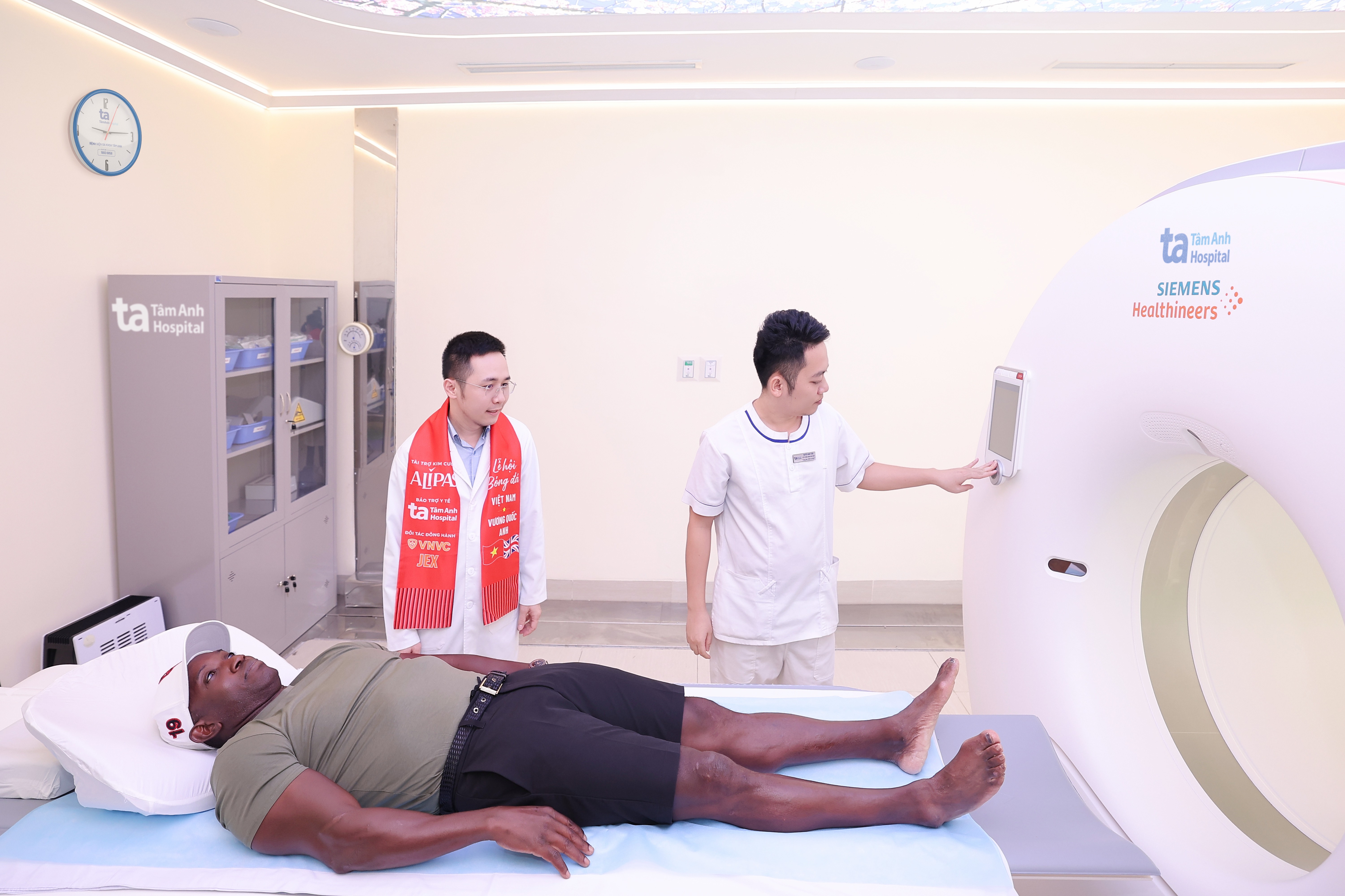 Danh thủ Dwight Yorke trải nghiệm chụp si&ecirc;u m&aacute;y CT Somatom Force VB30 ứng dụng AI đầu ti&ecirc;n tại Việt Nam để tầm so&aacute;t c&aacute;c chấn thương tiềm ẩn.