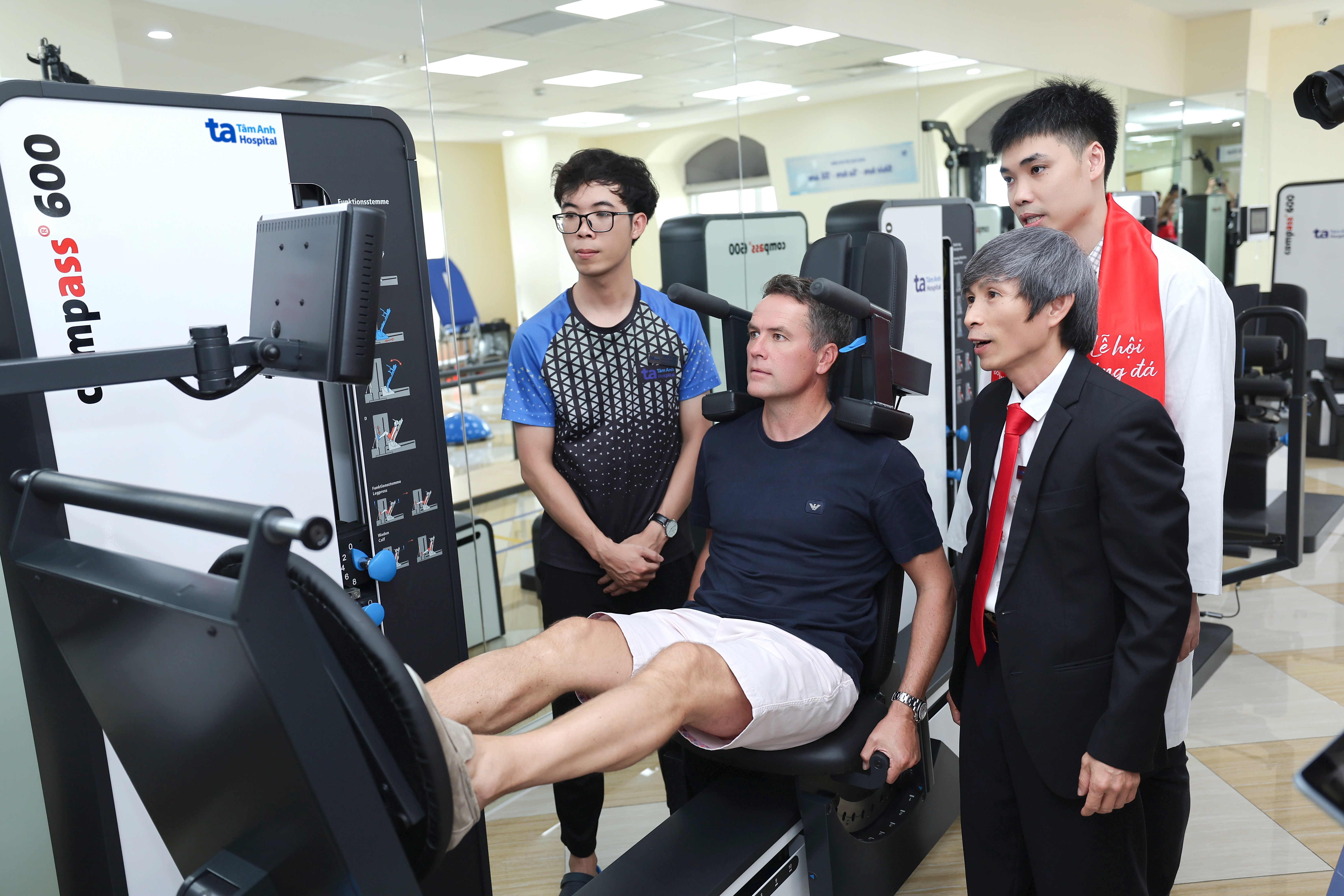 Huyền thoại Michael Owen trải nghiệm hệ thống thiết bị tập luyện v&agrave; đ&aacute;nh gi&aacute; sức mạnh cơ bắp Compass 600, thiết bị đ&aacute;nh gi&aacute; v&agrave; huấn luyện sức mạnh cơ bắp, vốn chỉ được trang bị tại c&aacute;c trung t&acirc;m y học thể thao h&agrave;ng đầu ch&acirc;u &Acirc;u.