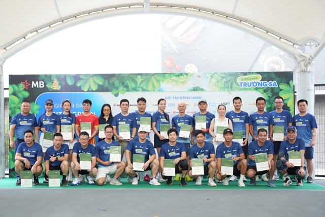 Đại diện MB c&ugrave;ng c&aacute;c tập đo&agrave;n, đối t&aacute;c trong nước v&agrave; quốc tế&nbsp; tham gia Giải đấu MBIT HiGreen Pickleball 2025. Ảnh: MB