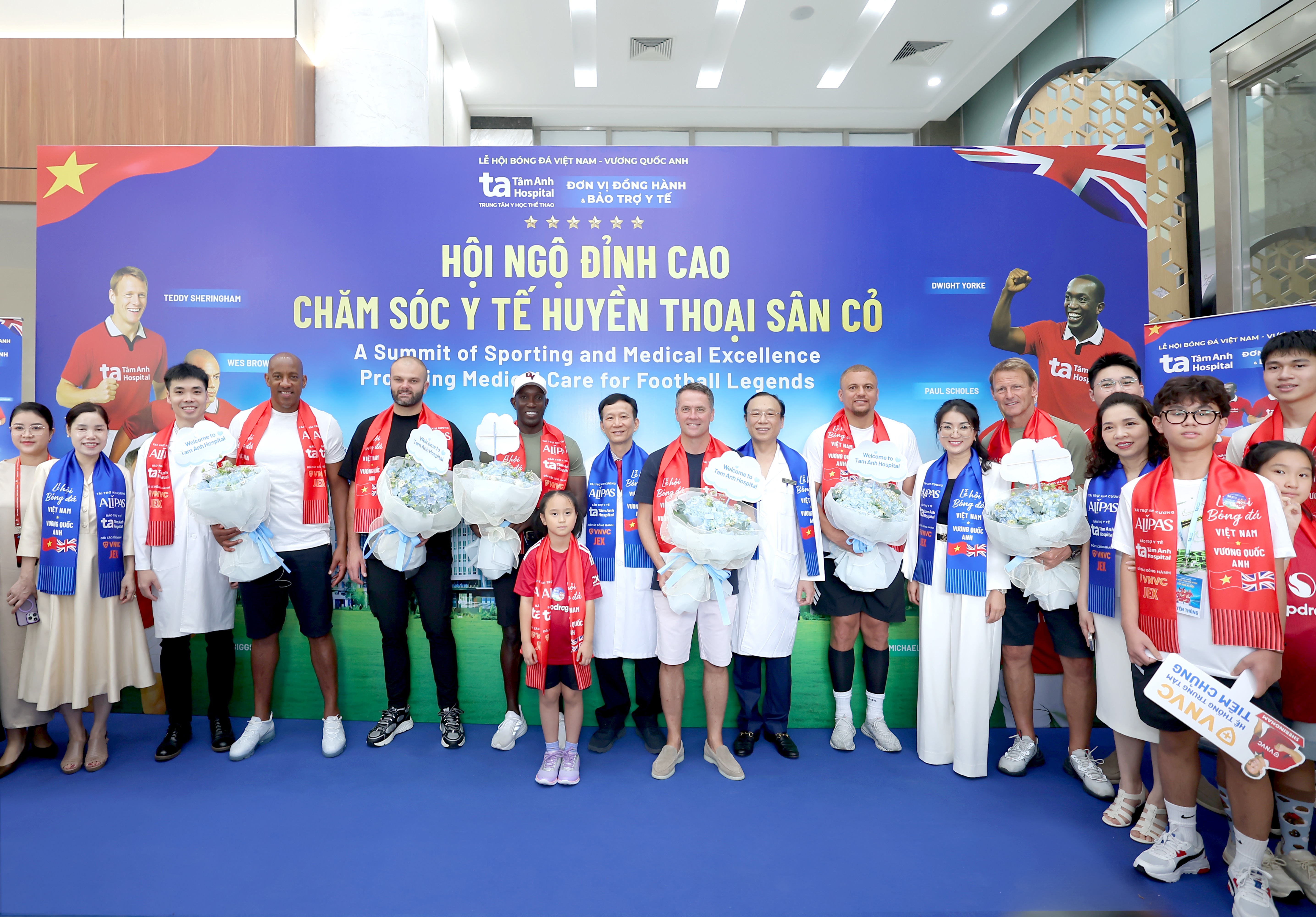 Ngay sau khi đ&aacute;p chuyến bay từ Đ&agrave; Nẵng, d&agrave;n danh thủ huyền thoại của &ldquo;Man Đỏ&rdquo; đ&atilde; c&oacute; mặt tại BVĐK T&acirc;m Anh H&agrave; Nội v&agrave;o chiều 29/6.