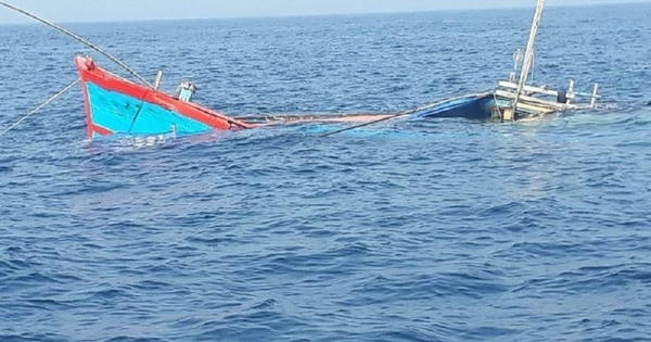 Dông lốc đánh chìm tàu cá ở Trường Sa, 33 ngư dân được cứu, khẩn trương tìm kiếm 3 người mất tích