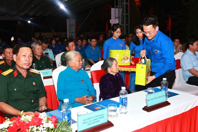 Tuổi trẻ tri ân các anh hùng liệt sĩ - Ảnh 5. Tuổi trẻ tri ân các anh hùng liệt sĩ - Ảnh 5.