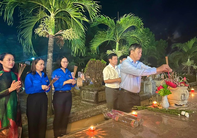 Tuổi trẻ tri ân các anh hùng liệt sĩ - Ảnh 2. Tuổi trẻ tri ân các anh hùng liệt sĩ - Ảnh 2.