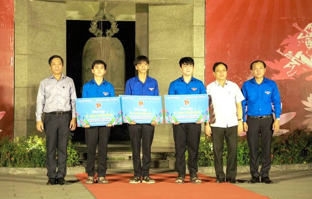 Tuổi trẻ tri ân các anh hùng liệt sĩ - Ảnh 4. Tuổi trẻ tri ân các anh hùng liệt sĩ - Ảnh 4.