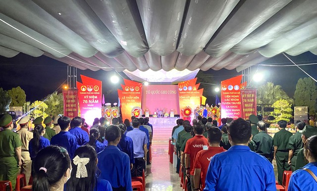 Tuổi trẻ tri ân các anh hùng liệt sĩ - Ảnh 6. Tuổi trẻ tri ân các anh hùng liệt sĩ - Ảnh 6.