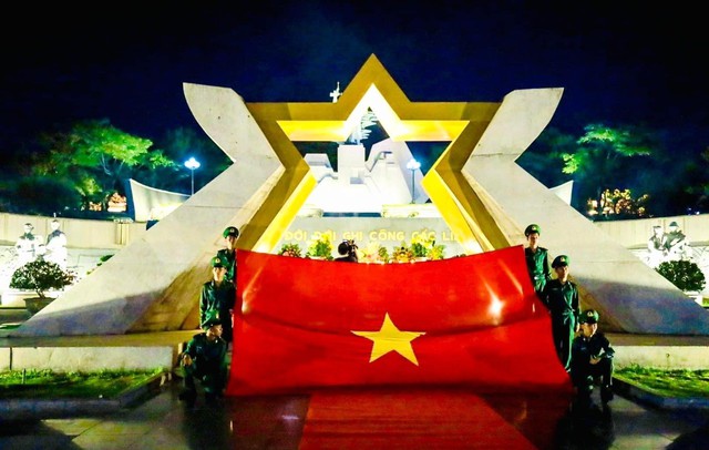 Tuổi trẻ tri ân các anh hùng liệt sĩ - Ảnh 1. Tuổi trẻ tri ân các anh hùng liệt sĩ - Ảnh 1.