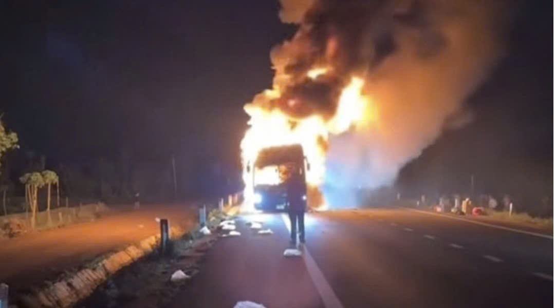 Cháy xe khách giường nằm trên đường Hồ Chí Minh qua Đắk Lắk, 46 người kịp thoát thân Cháy xe khách giường nằm trên đường Hồ Chí Minh qua Đắk Lắk, 46 người kịp thoát thân