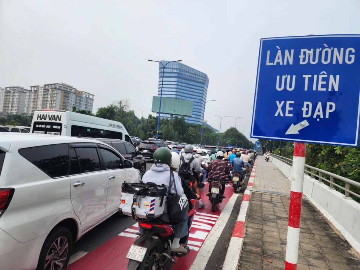 Gần 100 xe máy bị xử phạt vì đi vào làn đường xe đạp ở TP HCM