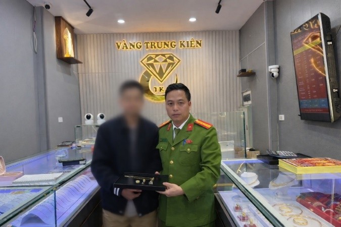 Kịp thời ngăn chặn nam sinh viên bị lừa đảo, lấy vàng và tiền của gia đình đem bán