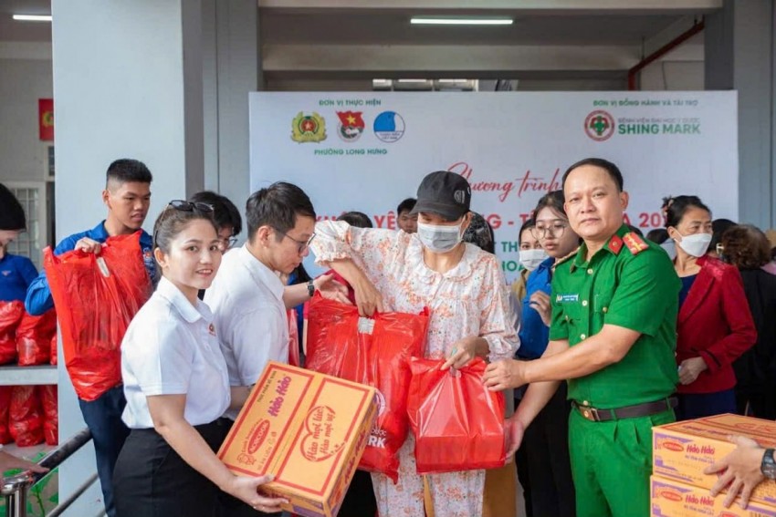 Niềm vui của người dân khi nhận những món quà thân tình.