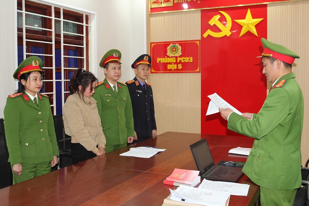 Tống đạt lệnh khởi tố vụ án, khởi tố bị can đối với Lê Thị Lộc - Ảnh Công an Nghệ An.