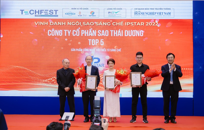 DS. Nguyễn Thị Hương Liên - Phó Tổng giám đốc Công ty Cổ phần Sao Thái Dương, đón nhận vinh danh Ngôi sao sáng chế năm 2022.