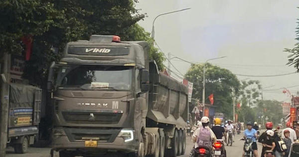 Bất an trước cảnh hàng loạt xe tải trọng lớn chạy trên đường vào giờ học sinh đến trường ở Phú Thọ