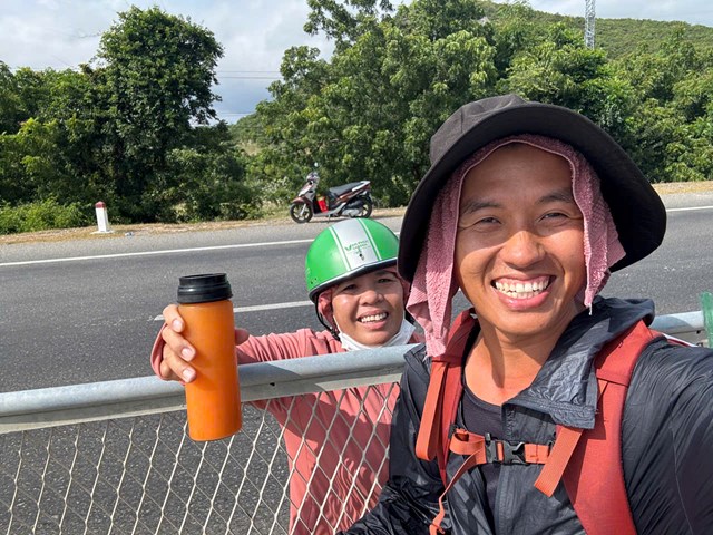 Mẹ Xu&acirc;n ở Tuy Phong (L&acirc;m Đồng) chạy bộ gần 10km để đưa nước cho Qu&acirc;n DC