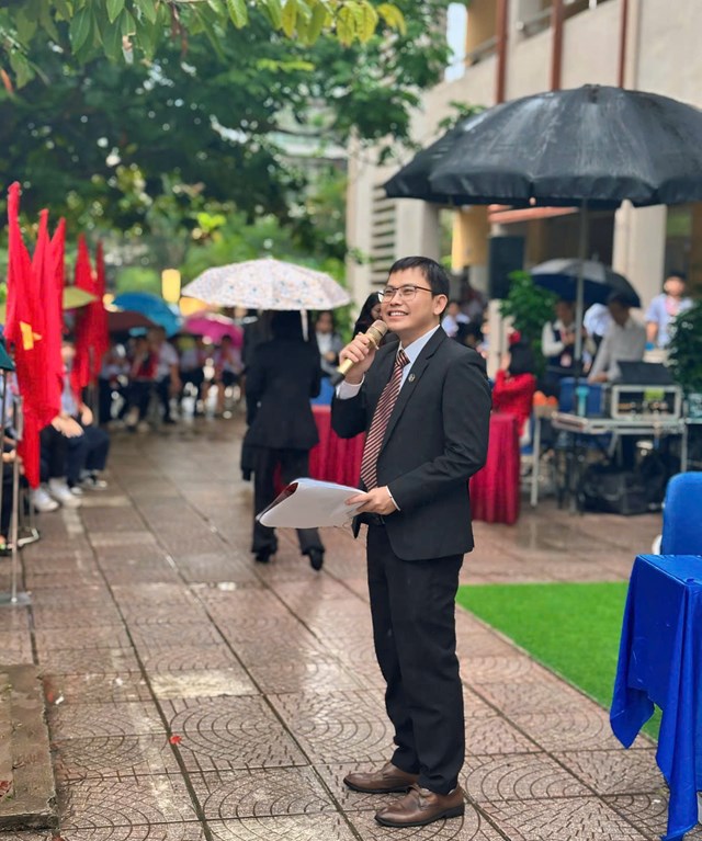 Luật sư Phạm Quang X&aacute; &nbsp;giao lưu v&agrave; giải đ&aacute;p ph&aacute;p luật cho c&aacute;c em học sinh Trường THCS Nguyễn Huy Tưởng.