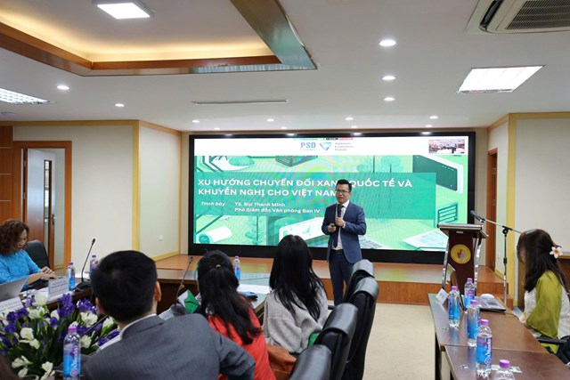 TS. B&ugrave;i Thanh Minh - Ph&oacute; Gi&aacute;m đốc chuy&ecirc;n m&ocirc;n ki&ecirc;m Trưởng khối Nghi&ecirc;n cứu v&agrave; Đối thoại ch&iacute;nh s&aacute;ch Ban IV - Hội đồng tư vấn cải c&aacute;ch thủ tục h&agrave;nh ch&iacute;nh của Thủ tướng tr&igrave;nh b&agrave;y b&agrave;i tham luận tại Hội thảo.