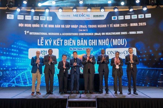 Đại diện Medicallaw k&yacute; kết bi&ecirc;n bản ghi nhớ với đối t&aacute;c