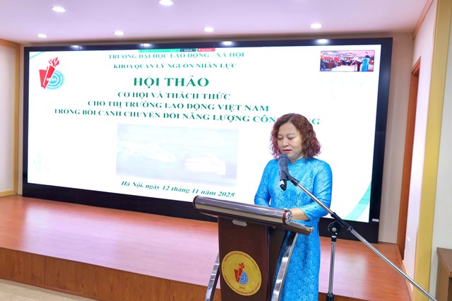 PGS. TS. Đỗ Thị Tươi - Trưởng khoa Quản l&yacute; nguồn nh&acirc;n lực ph&aacute;t biểu tại hội thảo.