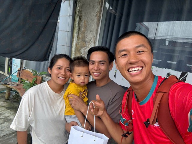 Qu&acirc;n DC chụp ảnh lưu niệm c&ugrave;ng gia đ&igrave;nh mẹ B&iacute;ch - ba L&acirc;m ở Tam Kỳ - Đ&agrave; Nẵng