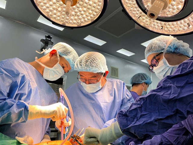 PGS.TS.BS Lưu Hồng Hải c&ugrave;ng ekip phẫu thuật &nbsp;