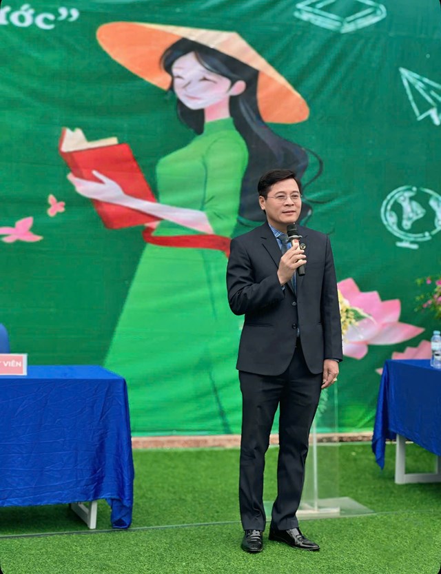 Luật sư Nguyễn Văn H&agrave; - Ph&oacute; Tổng Thư k&yacute; Li&ecirc;n đo&agrave;n Luật sư Việt Nam, Ph&oacute; Chủ nhiệm Đo&agrave;n Luật sư TP. H&agrave; Nội giao lưu v&agrave; giải đ&aacute;p ph&aacute;p luật cho c&aacute;c em học sinh Trường THCS Nguyễn Huy Tưởng.